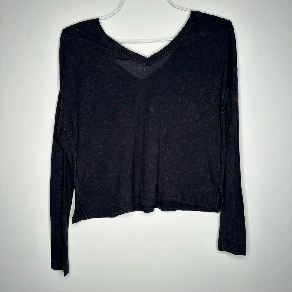UO Silence + Noise Women’s V Neck Long Sleeves Top Small - Picture 2 of 9